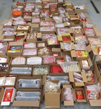 Hong Kong Customs yesterday (December 14) seized about 1 610 kilograms of suspected American ginseng and 162 bottles of suspected American ginseng immersed liquor with an estimated market value of about $640,000 at Hong Kong International Airport. Photo shows the suspected American ginseng and suspected American ginseng immersed liquor seized.