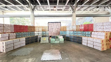 Hong Kong Customs yesterday (December 17) raided a suspected illicit cigarette storehouse in Kwun Tong and seized about 12 million suspected illicit cigarettes with an estimated market value of about $34 million and a duty potential of about $23 million. Together with the seizure in this case, Customs has so far this year seized over 204 million suspected illicit cigarettes, a figure that already exceeds the annual seizure amounts for each of the past two decades. Photo shows the suspected illicit cigarettes seized.