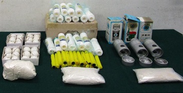 Hong Kong Customs yesterday (December 21) detected a cross-boundary drug trafficking case through the cargo channel and seized about 5.3 kilograms of suspected heroin with an estimated market value of about $8 million at Hong Kong International Airport. Photo shows the suspected heroin seized and the metal parts, filters and golf balls used to conceal the dangerous drugs.