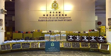 香港海關十二月十八日在屯門內河船碼頭檢獲約六萬三千件懷疑冒牌及走私貨物，估計市值約五百七十萬元。圖示檢獲的懷疑冒牌及走私貨物。