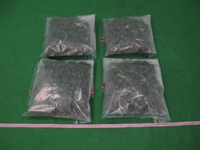 香港海關一月七日在香港國際機場檢獲共約四點一公斤懷疑大麻花，估計市值約七十三萬元。圖示部分檢獲的懷疑大麻花。