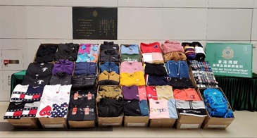 Hong Kong Customs conducted an anti-counterfeiting operation from January 4 to today (January 10) to combat the sale of counterfeit clothing and accessories. A total of about 6 400 pieces of suspected counterfeit goods, including clothing, caps, belts and backpacks, with an estimated market value of about $2.5 million were seized.