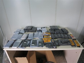 Hong Kong Customs today (July 13) seized 140 unmanifested smartphones at Lok Ma Chau Control Point. Photo shows the seized suspected smuggled smartphones.