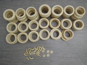 香港海关今日（七月二十七日）在香港国际机场检获共约八公斤怀疑象牙制品，并拘捕一名抵港男子。图示海关人员在被捕人士的寄舱行李内发现的怀疑象牙制品。