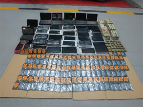 Hong Kong Customs yesterday (July 27) seized 1 476 computer central processing units, 190 used tablet computers, 184 pieces of computer random access memory and 149 computer hard disks from an outgoing seven-seater vehicle at Shenzhen Bay Control Point.