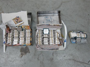 香港海关七月二十七日于反走私行动中，在落马洲管制站及屯门检获大批电脑中央处理器，总值约一千零五十万元。