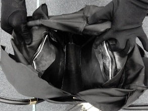 香港海關昨日（七月三十日）在香港國際機場檢獲藏於手提袋夾層的懷疑可卡因（兩片）。