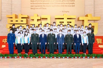 Hong Kong Customs today (November 14) led members of the Customs Youth Leader Corps to visit the Chinese People's Liberation Army (PLA) Hong Kong Garrison Exhibition Center located at Ngong Shuen Chau Barracks. The Deputy Political Commissar of the PLA Hong Kong Garrison, Major General Wang Zhaobing (front row, centre); the Deputy Commissioner of Customs and Excise, Mr Chan Tsz-tat (front row, fifth right); and the Assistant Commissioner of Customs and Excise (Intelligence and Investigation), Mr Mark Woo (front row, fifth left), are pictured with the members who visited the exhibition.