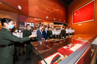 Hong Kong Customs today (November 14) led members of the Customs Youth Leader Corps to visit the Chinese People's Liberation Army (PLA) Hong Kong Garrison Exhibition Center located at Ngong Shuen Chau Barracks. Photo shows the Deputy Commissioner of Customs and Excise, Mr Chan Tsz-tat (front row, third left), and the members viewing the exhibits and receiving a briefing in the company of the PLA Hong Kong Garrison officials.