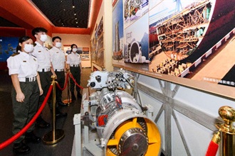 香港海關今日（十一月十四日）帶領「海關青年領袖團」團員參觀位於昂船洲軍營的駐香港部隊展覽中心。圖示團員觀賞展品。