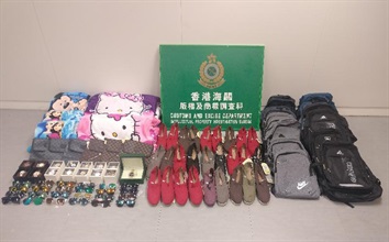 香港海關一月十三日、一月二十日及一月二十七日一連三個周日於中區採取執法行動，打擊售賣侵權物品的流動小販攤檔，共檢獲約九百件懷疑侵權物品，估計市值約七萬元。