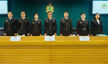 The Commissioner of Customs and Excise, Mr Hermes Tang (centre), chairs the Customs and Excise Department 2018 year-end review press conference today (January 31). Directorate officials also attending are the Deputy Commissioner of Customs and Excise, Ms Louise Ho (third left); the Assistant Commissioner (Excise and Strategic Support), Mr Jimmy Tam (third right); the Assistant Commissioner (Intelligence and Investigation), Mr Ellis Lai (second left); the Assistant Commissioner (Administration and Human Resource Development), Mr Ngan Hing-cheung (second right); the Assistant Commissioner (Boundary and Ports), Mr Chan Tsz-tat (first left); and the Head of Trade Controls, Ms Teresa Fu (first right).