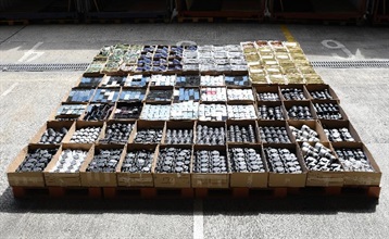 香港海關十一月五日在香港西面水域進行反走私行動，偵破一宗涉嫌利用貨櫃大型暗格走私的案件，檢獲一批估計市值約六千三百萬元的懷疑走私貨物，包括貴價食材和電子產品。圖示檢獲的懷疑走私電子產品。