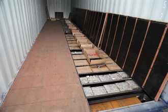 Hong Kong Customs conducted an anti-smuggling operation in the western waters of Hong Kong on November 5 and detected a suspected smuggling case using containers with large-scale false compartments. A batch of suspected smuggled goods, including expensive food ingredients and electronic products, with an estimated market value of about $63 million was seized. Photo shows a container with large-scale false compartments used to conceal suspected smuggled goods.