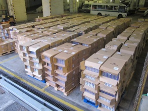 香港海关昨日在葵涌海关大楼验货场破获一宗转口走私香烟及烟草案件，检获约九百三十万支私烟及九十公斤烟草。