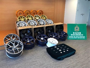 香港海關昨日（二月二十一日）採取行動打擊售賣冒牌汽車輪圈，在三間店鋪共檢獲四十四個懷疑冒牌汽車輪圈，估計市值約三萬四千元。圖示部分檢獲的懷疑冒牌汽車輪圈。