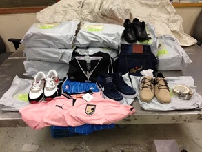 香港海关根据情报于四月十八日采取执法行动，检获一批利用邮递方式贩卖的冒牌服装及饰物，市值约二万元。图示部分在行动中检获的冒牌物品。