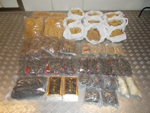 Hong Kong Customs yesterday (February 24) seized a batch of suspected smuggled dried seafood, including about 12 kilograms of dried abalone, 12.4kg of dried sea cucumber, 12.2kg of dried fish maw and 537 grams of bird's nest, as well as a batch of suspected endangered species including 1.5kg of suspected ginseng and 315g of suspected manta ray gills at Lok Ma Chau Control Point, with a total estimated market value of about $240,000.