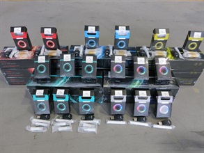 检获的电子烟连「烟弹」。