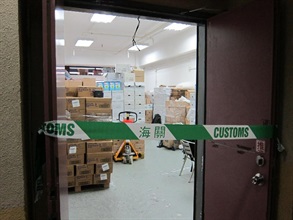 The Customs today (April 8) detected a case for attempting to export unlicensed powdered formula in Sheung Shui. Photo shows the powdered formula store manned by a smuggling syndicate.