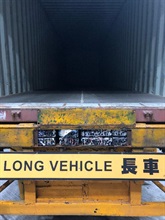 香港海關昨日（二月二十八日）在落馬洲管制站一輛出境貨櫃車檢獲七百五十部懷疑走私智能電話，估計市值約一百一十萬元。