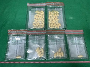 香港海关二月二十一日及今日（三月一日）在香港国际机场检获约三点九五公斤怀疑氯胺酮及六百九十克怀疑可卡因，估计市值共约二百三十一万元。图示检获的怀疑可卡因。