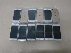 Hong Kong Customs seized 60 unmanifested smartphones at Lok Ma Chau Control Point with a value of about $330,000 yesterday (August 10).