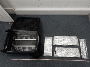 香港海關昨日（八月十一日）在香港國際機場檢獲約四公斤懷疑可卡因，市值約四百二十四萬元。圖示藏於行李箱夾層的四塊懷疑可卡因。