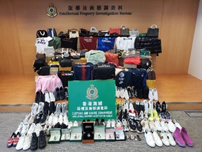 香港海關於一月至二月期間採取打擊冒牌物品行動，檢獲共約二萬三千件懷疑冒牌貨物，估計市值約三百二十萬元。圖示部分檢獲的懷疑冒牌貨物。
