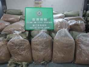 Seized illicit tobacco was packed in plastic bags and green nylon bags.