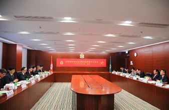 The Commissioner of Customs and Excise, Mr Clement Cheung (third left) and the Minister of the General Administration of Customs, Mr Yu Guangzhou (second right) attend the 2012 Annual Review Meeting between the General Administration of Customs and Hong Kong Customs in Hong Kong today (May 14).