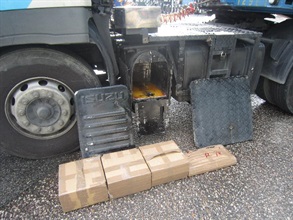 Hong Kong Customs detected a suspected smuggling case at Man Kam To Control Point yesterday (September 1) and seized 872 smartphones which were hidden inside a false compartment beside the oil tank of a container truck.