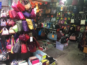 Hong Kong Customs today (April 2) conducted an anti-counterfeiting operation to combat the sale of counterfeit handbags and leather products. A total of about 1 300 pieces of suspected counterfeit handbags and leather products with an estimated market value of about $600,000 were seized. Photo shows some of the suspected counterfeit handbags and leather products seized.