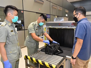 Hong Kong Customs and the Fire Services Department co-organised a counter-terrorism exercise codenamed "GATEKEEPER" yesterday (November 4) afternoon at the Passenger Clearance Building of the Hong Kong-Zhuhai-Macao Bridge Hong Kong Port. Photo shows Customs officers conducting Customs clearance with advanced equipment.