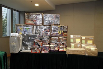 海關偵破一宗利用本地網站售賣冒牌玩具予海外的案件。圖示行動中檢獲的冒牌玩具、涉案電腦及郵包。