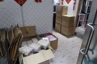 Hong Kong Customs yesterday (April 3) mounted an anti-smuggling operation and seized about 105 kilograms of suspected smuggled birds' nests with an estimated market value of about $3.5 million. Photo shows some of the birds' nests seized at an industrial building unit in Kwai Chung.