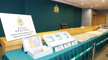 香港海关昨日（四月三日）在沙田检获约九十一公斤怀疑可卡因，估计市值约一亿元，为海关历年在市内检获最大批的怀疑可卡因。