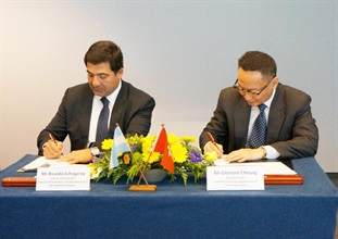 The Commissioner of Customs and Excise, Mr Clement Cheung (right), and the Federal Administrator of the Federal Administration of Public Revenue of the Argentine Republic, Mr Ricardo Echegaray, sign the Memorandum of Understanding in Brussels, Belgium, on June 27.