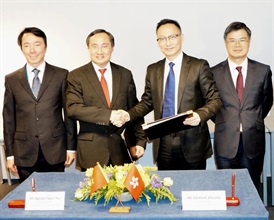 張雲正（右二）和越南海關關長Nguyen Ngoc Tuc（左二）今日（六月二十八日）在比利時布魯塞爾簽訂兩地海關《互助合作安排》。