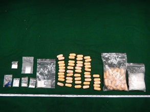 Hong Kong Customs yesterday (September 13) seized about 1.25 kilograms of suspected cocaine and a small quantity of suspected crack cocaine and suspected cannabis in Sheung Wan.