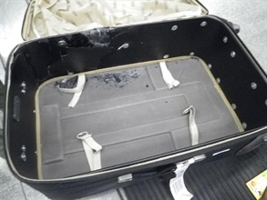 香港海關昨日（九月十五日）在香港國際機場偵破一宗販運毒品的案件，檢獲約四點二公斤懷疑可卡因。懷疑可卡因滲透在行李箱內。