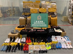 Hong Kong Customs and the Mainland Customs conducted a joint operation from April 1 to yesterday (April 14) to combat cross-boundary counterfeit goods activities with goods destined for European countries. During the operation, Hong Kong Customs seized about 4 200 items of suspected counterfeit goods with an estimated market value of about $1 million. Photo shows some of the suspected counterfeit goods seized.