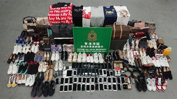 Hong Kong Customs and the Mainland Customs conducted a joint operation from April 1 to yesterday (April 14) to combat cross-boundary counterfeit goods activities with goods destined for European countries. During the operation, Hong Kong Customs seized about 4 200 items of suspected counterfeit goods with an estimated market value of about $1 million. Photo shows some of the suspected counterfeit goods seized.