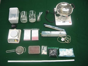 Hong Kong Customs smashed a suspected crack cocaine manufacturing centre in Fanling today (September 20). Photo shows the suspected drug manufacturing tools, suspected crack cocaine and suspected cocaine seized.