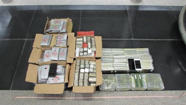 Hong Kong Customs today (September 20) seized a batch of electronic products, including 348 smartphones, 1204 central processing units and 400 computer rams, on board an outgoing coach at Shenzhen Bay Control Point.