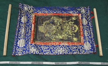 Each embroidery painting has two wooden rods.