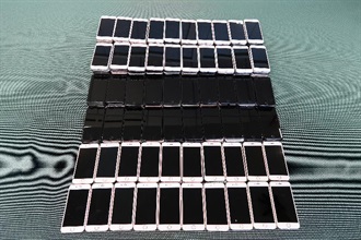 Hong Kong Customs yesterday (April 16) seized 373 suspected smuggled mobile phones with an estimated market value of about $660,000 from an outgoing lorry at the Man Kam To Control Point.