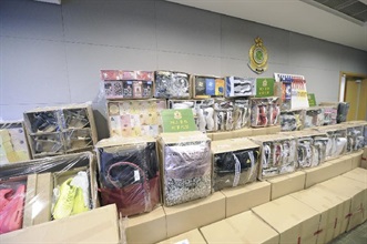 香港海關採取針對性執法行動，打擊利用網絡平台售賣侵權物品的活動，檢獲2 282件冒牌物品。圖為行動中檢獲的部分物品。