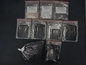 香港海關昨日（九月二十四日）在香港國際機場偵破一宗販運毒品的案件。懷疑可卡因藏於背包腰帶、電腦袋、背心及睡袋的夾層內。