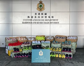 香港海關十月十八和二十五日在屯門內河碼頭檢獲共約三萬二千件懷疑冒牌及走私貨物，估計市值約六百三十萬元。圖示部分檢獲的懷疑冒牌及走私運動鞋。
